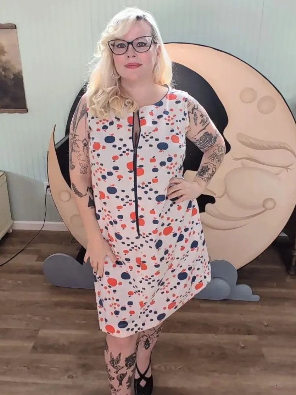 Vintage 1970's White, Red & Blue Apple Novelty Print Zip Front Housedress